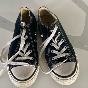 Kids low top size 3 converse black